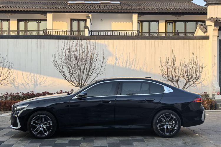 宝马5系 2025款 530Li 领先型 豪华套装车身外观6003