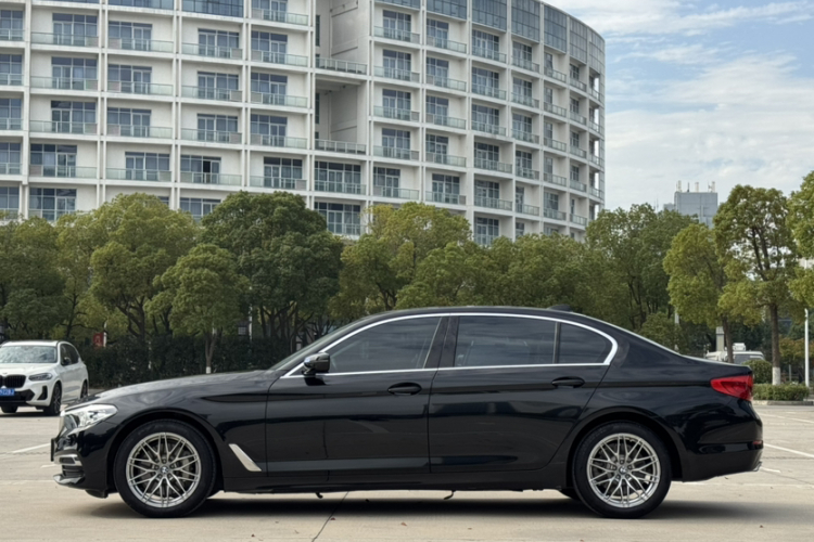 宝马5系 2019款 改款 530Li 领先型 豪华套装车身外观6004