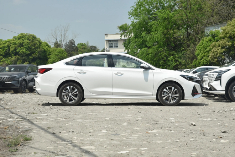 长安 逸动 2025款 PLUS 1.4T 双离合高能版车身外观6005