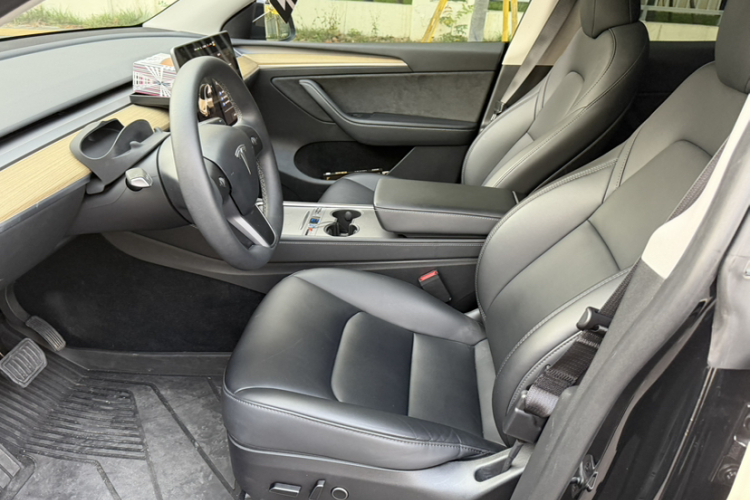 特斯拉 Model Y 2022款 改款 长续航全轮驱动版中控内饰7002