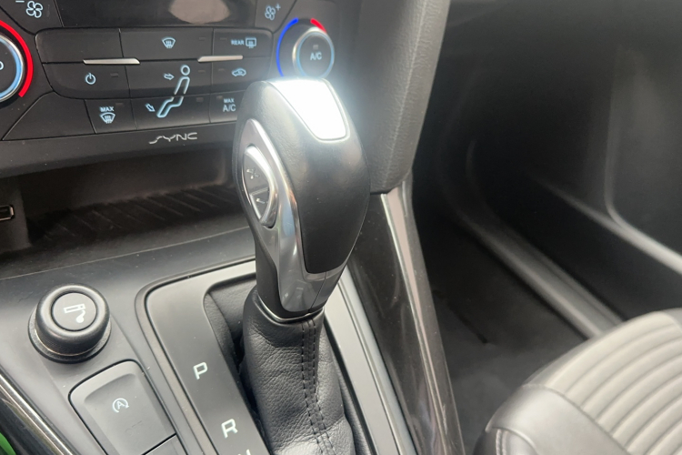 福特 福克斯 2015款 三厢 EcoBoost 125 自动超能风尚型局部细节18