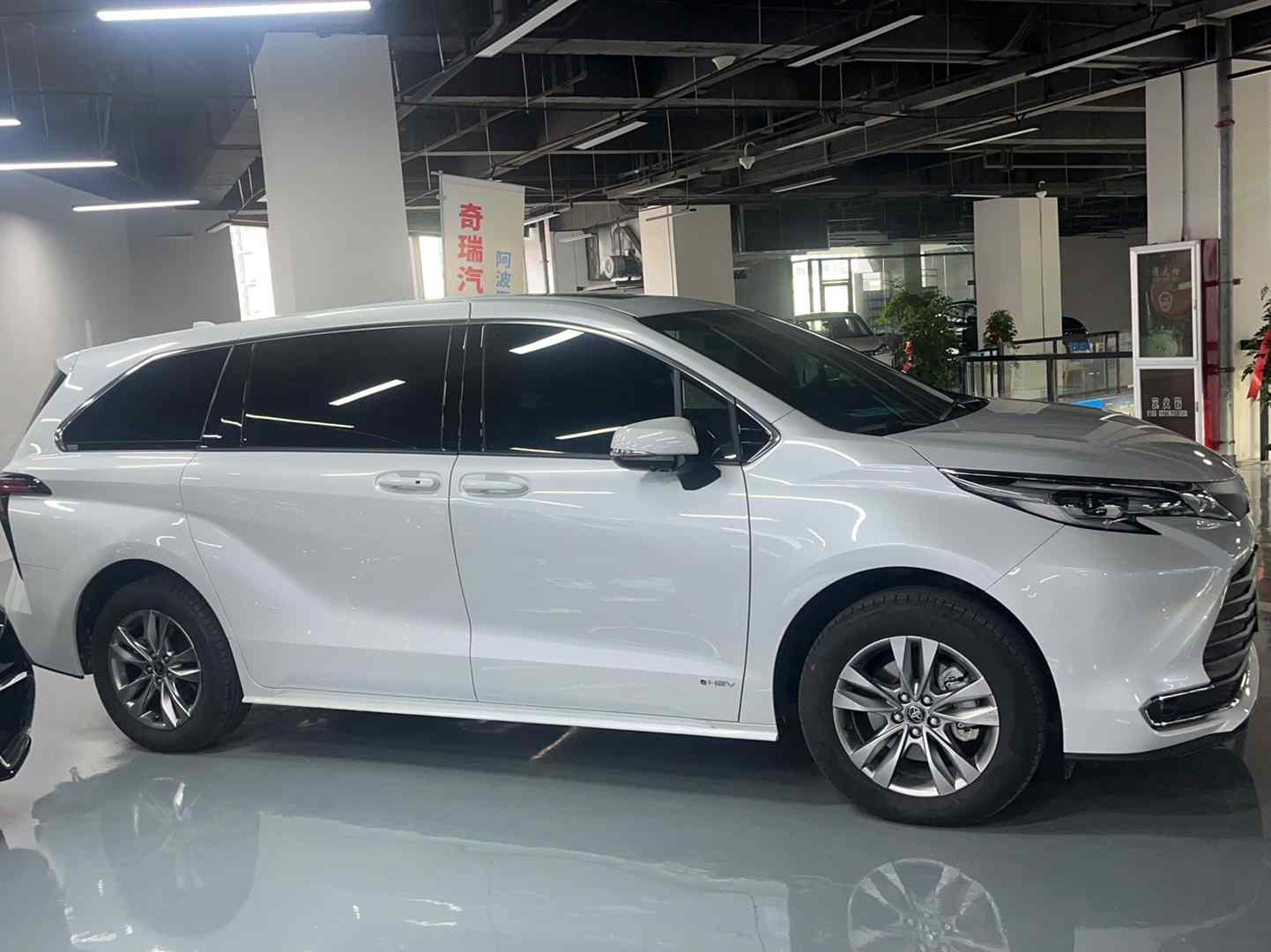 丰田 赛那SIENNA 2024款 2.5L混动 舒适版(3)