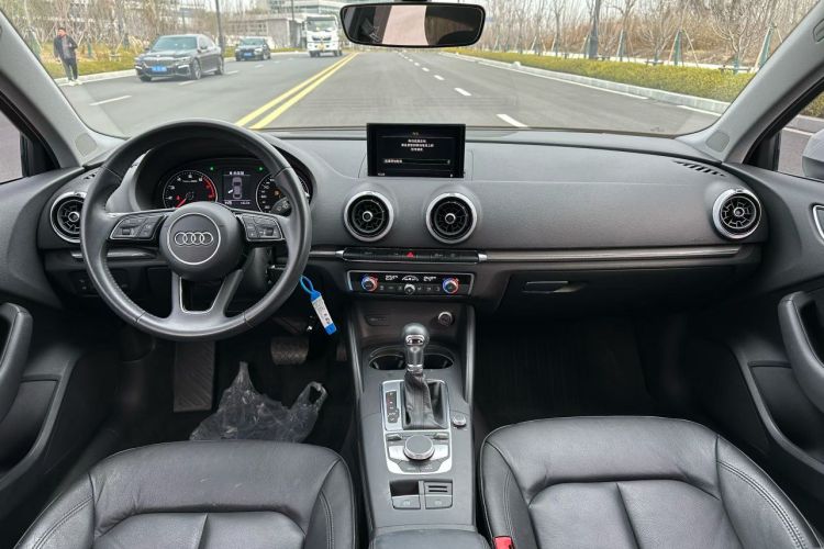 奥迪A3 2018款 30周年年型 Limousine 35 TFSI 风尚型中控内饰7001