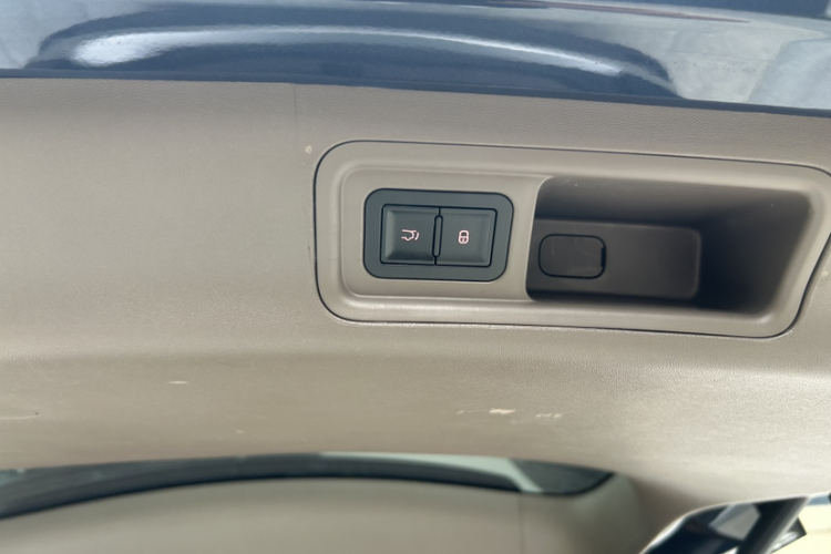 腾势D9 2022款 DM-i 1040 尊贵型中控内饰7003