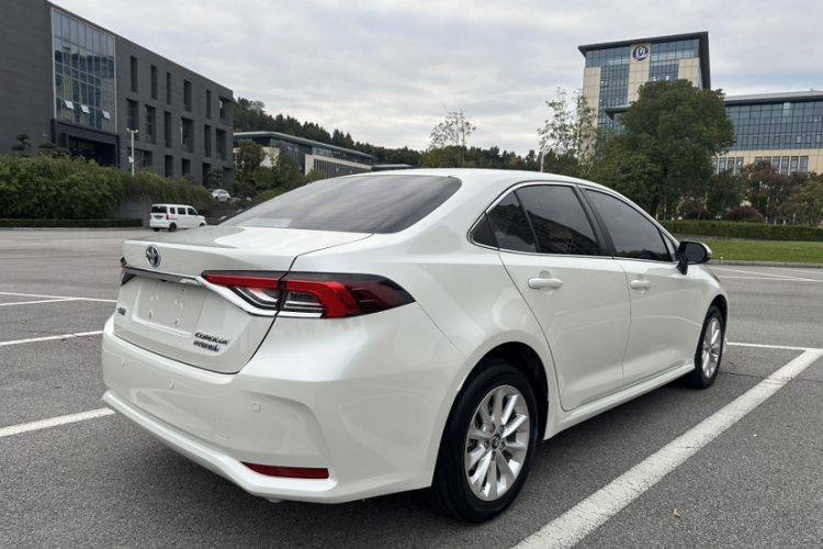 丰田 卡罗拉 2019款 双擎 1.8L E-CVT旗舰版车身外观6006