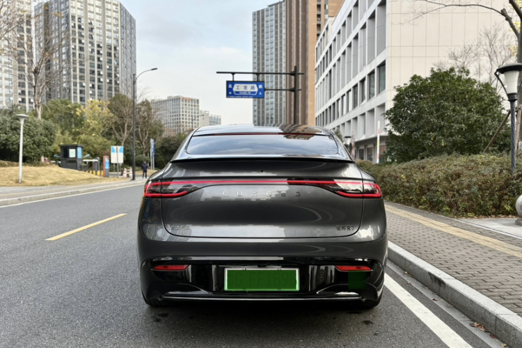 鸿蒙智行 智界R7 2025款 增程 331km Ultra车身外观6007