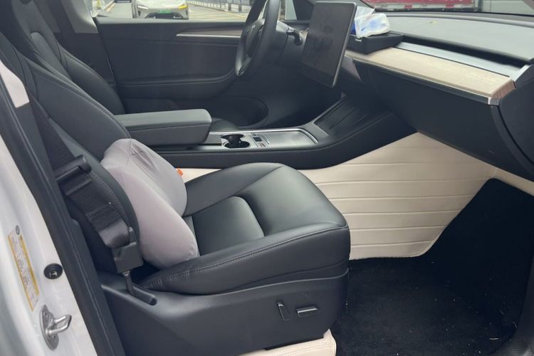 特斯拉 Model Y 2022款 改款 后轮驱动版中控内饰7003