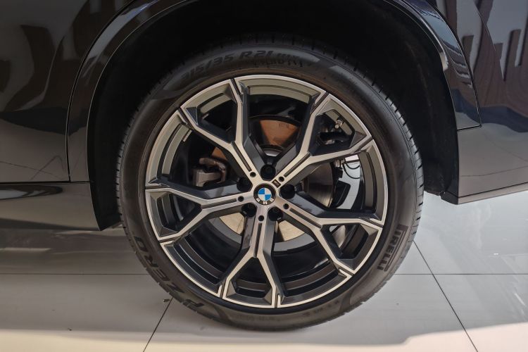 宝马X5 2023款 xDrive 30Li 尊享型M运动曜夜套装车身外观6006