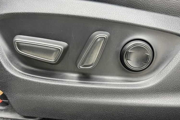 丰田 卡罗拉锐放 2022款 2.0L 旗舰版中控内饰7013