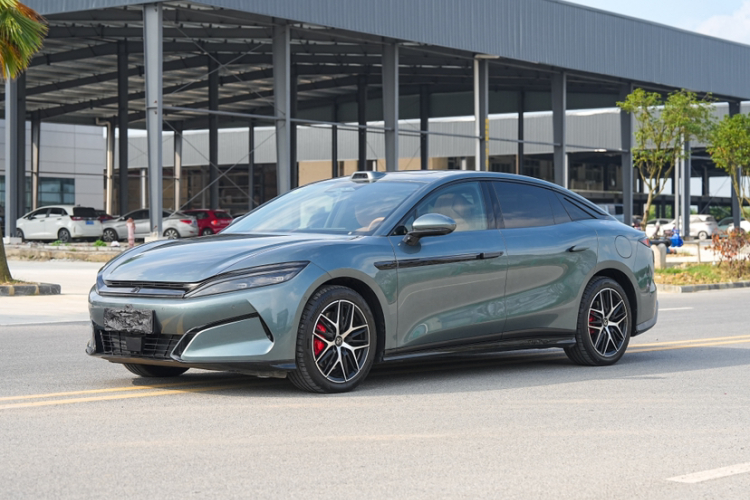 比亚迪 汉L 2025款 DM-p 四驱激光雷达旗舰型车身外观1