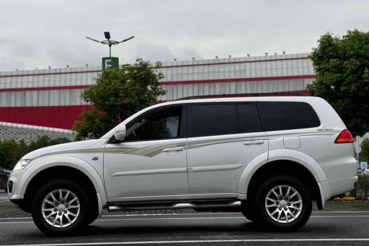 三菱 帕杰罗·劲畅 2013款 3.0L 自动两驱豪华版车身外观6004