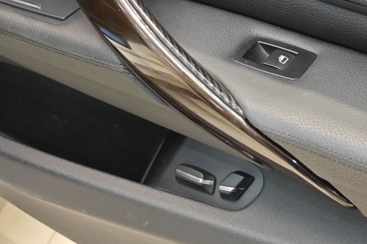 宝马3系 2015款 320Li 超悦版豪华设计套装局部细节9003