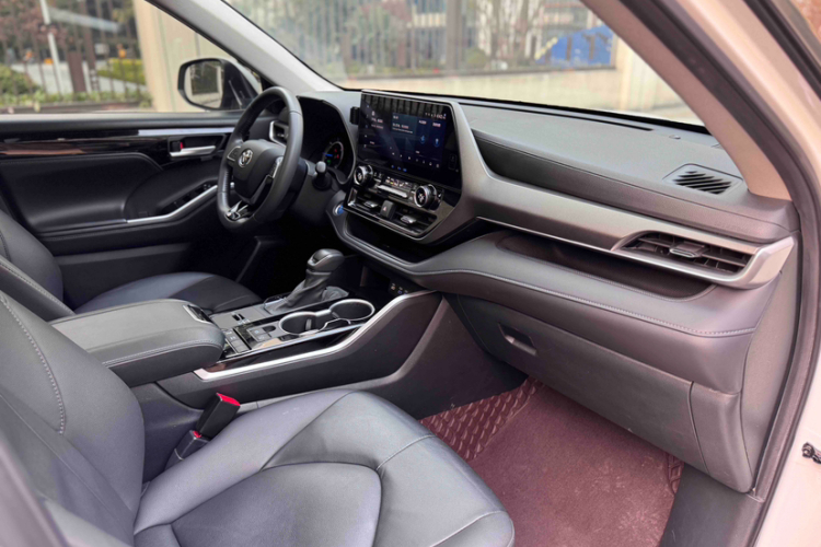 丰田 汉兰达 2022款 双擎 2.5L 两驱尊贵版 7座中控内饰7009
