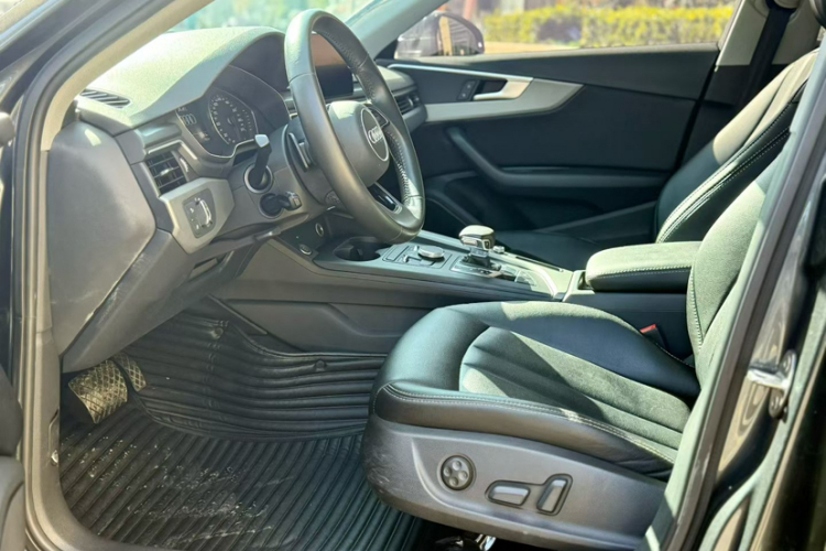 奥迪A4L 2019款 40 TFSI 进取型 国VI中控内饰7006