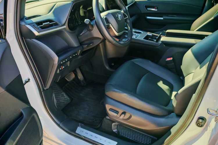 丰田 格瑞维亚 2024款 2.5L混动 尊贵PLUS版中控内饰7002