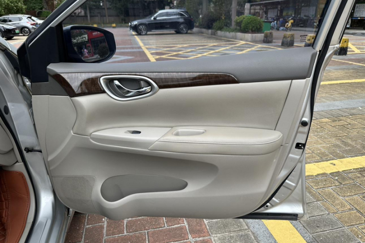 日产 轩逸 2012款 1.6XL CVT豪华版局部细节9005