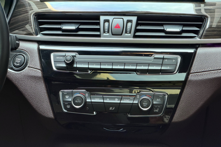 宝马X1 2022款 改款 xDrive25Li 尊享型中控内饰7004