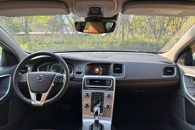 沃尔沃S60 2019款 S60L T5 智远版中控内饰7010