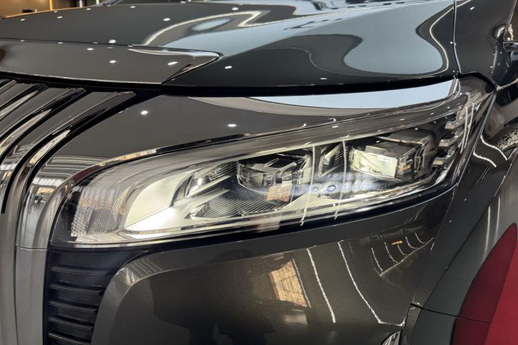 魏牌 高山 2023款 四驱行政加长版车身外观6008