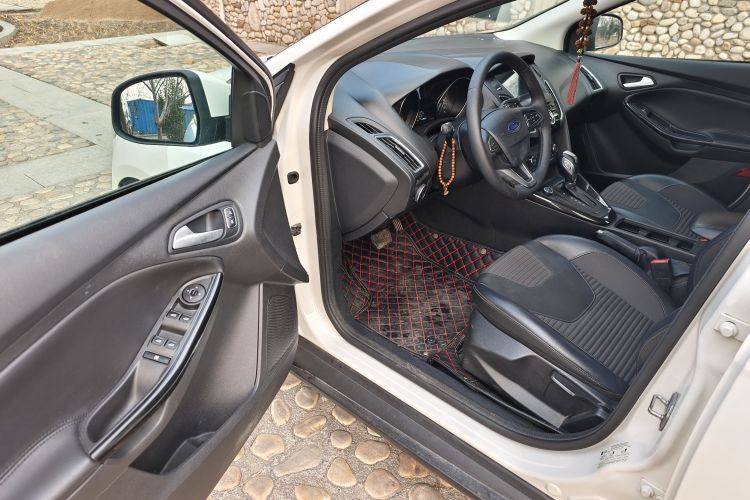 福特 福克斯 2018款 两厢经典 1.6L 自动风尚型智行版中控内饰7005