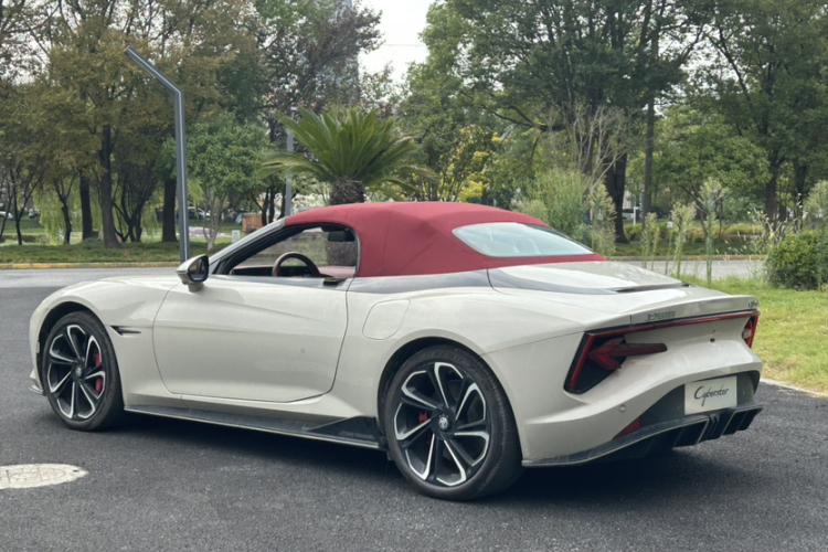 名爵 MG Cyberster 2024款 520km 传奇四驱红篷版车身外观6003