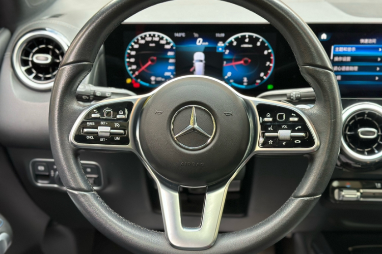 奔驰GLB 2023款 改款 GLB 200 时尚型中控内饰7007