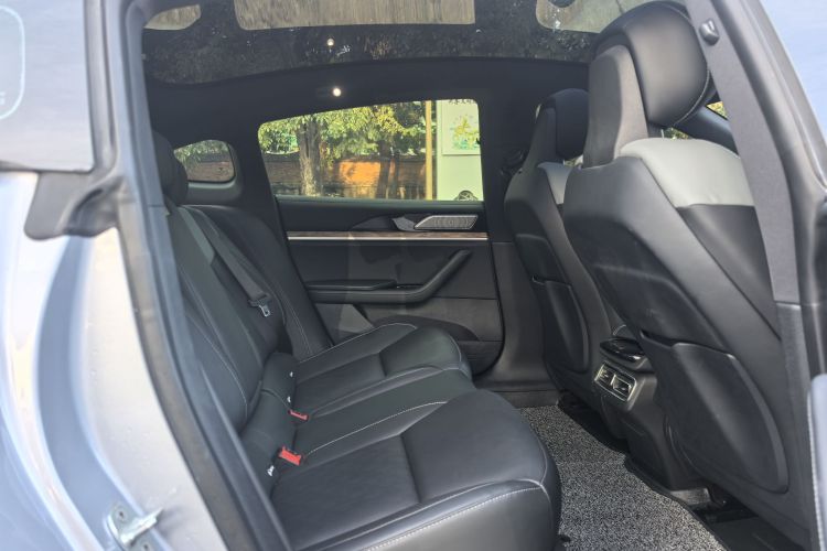 哪吒汽车 哪吒S 2022款 纯电 715km 后驱中版中控内饰7005