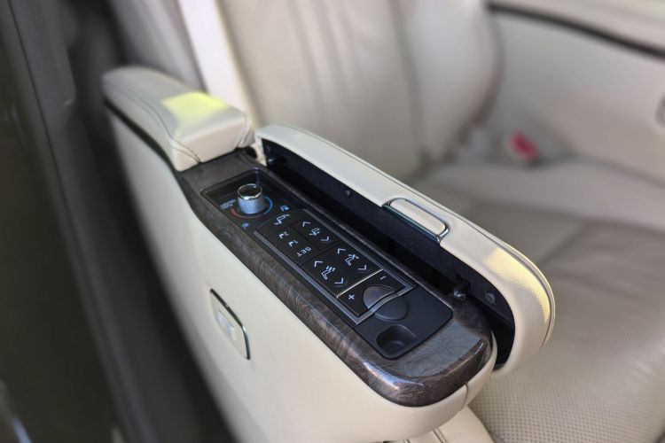 丰田 威尔法 2021款 皇冠 双擎 2.5L HV至尊版局部细节9004