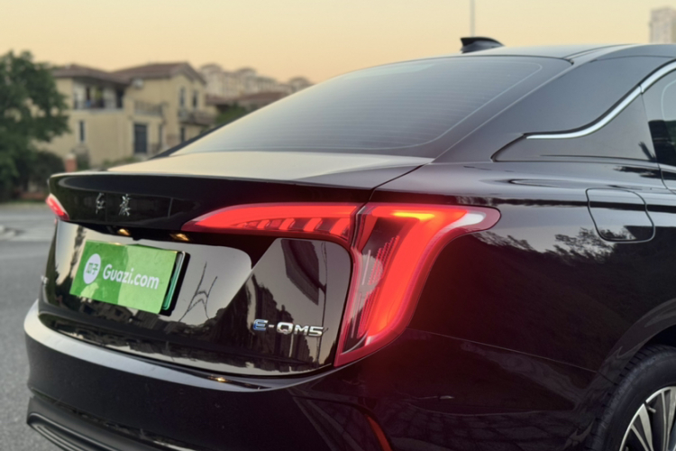 红旗E-QM5 2022款 431km 充电乐享版车身外观6008