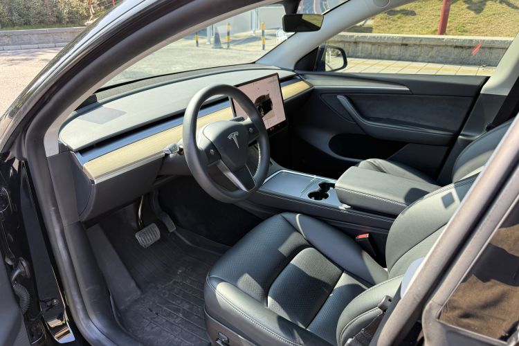 特斯拉 Model Y 2022款 改款 长续航全轮驱动版中控内饰7007