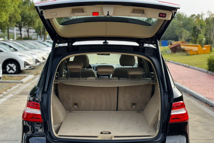 奔驰M级 2014款 ML 400 4MATIC动感型局部细节23