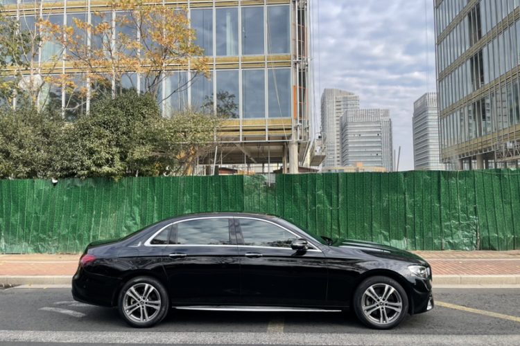 奔驰E级 2022款 改款 E 260 L 运动型车身外观6003