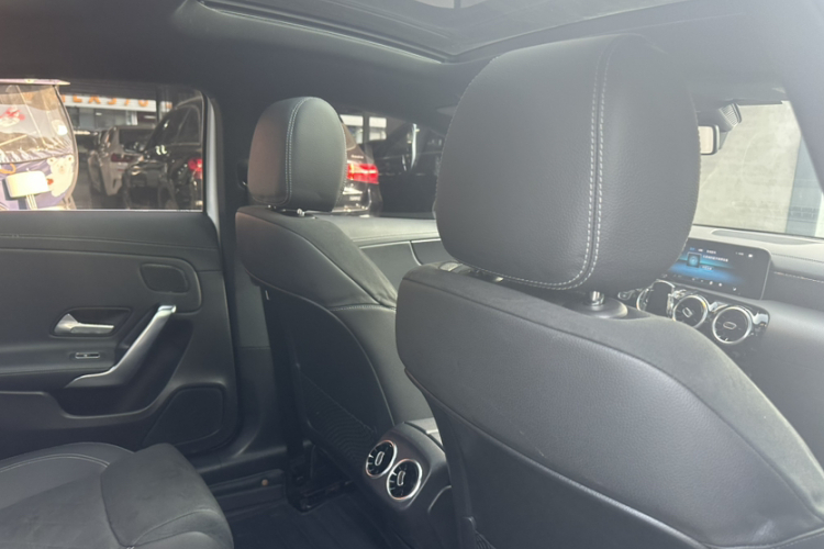 奔驰A级 2019款 改款 A 200 L 运动轿车局部细节9013