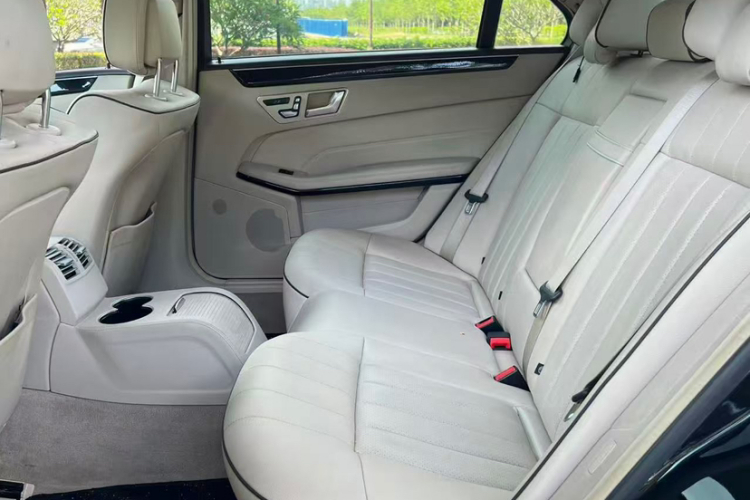 奔驰E级 2015款 E 260 L 运动型中控内饰7004