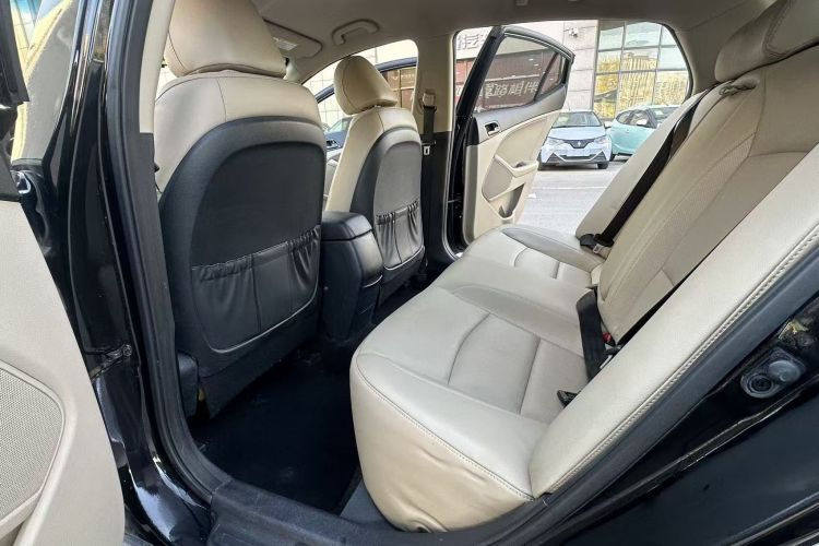 起亚K5 2014款 2.0L 手动GL中控内饰7004