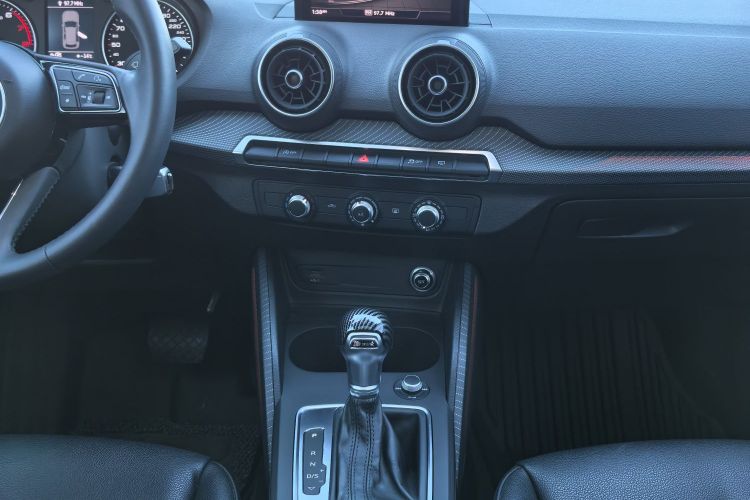 奥迪Q2L 2018款 35 TFSI 上市专享版 国V中控内饰7008