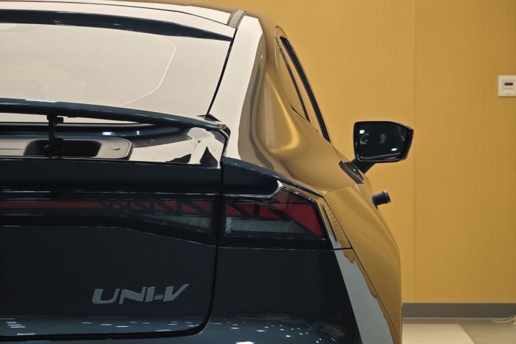 长安UNI-V 2024款 1.5T 尊贵型车身外观6002