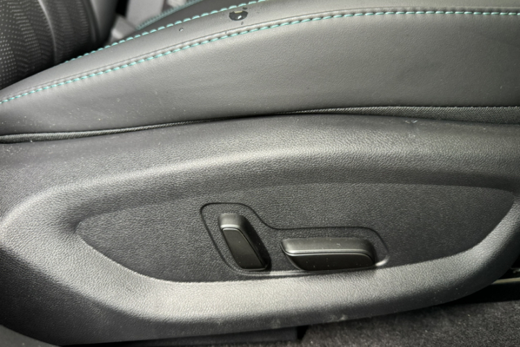 比亚迪 海豹06新能源 2024款 DM-i 120KM尊享型中控内饰7011