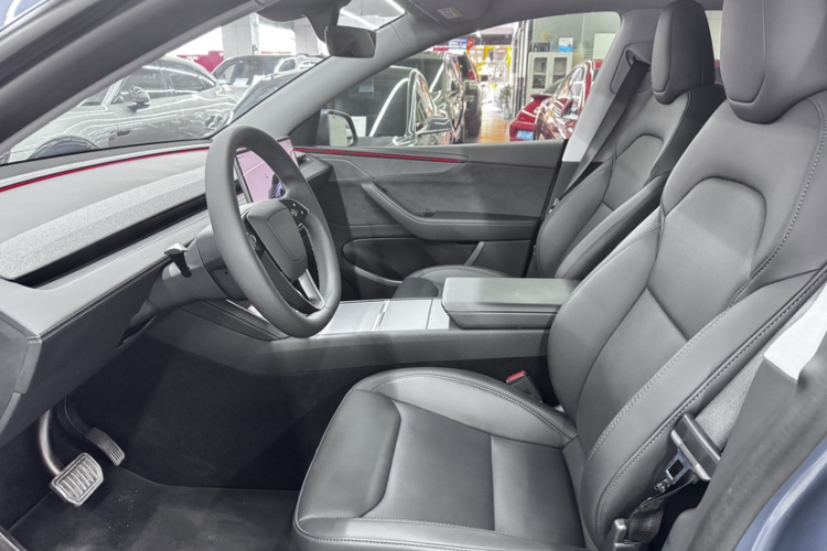 特斯拉 Model Y 2025款 长续航全轮驱动版中控内饰7006