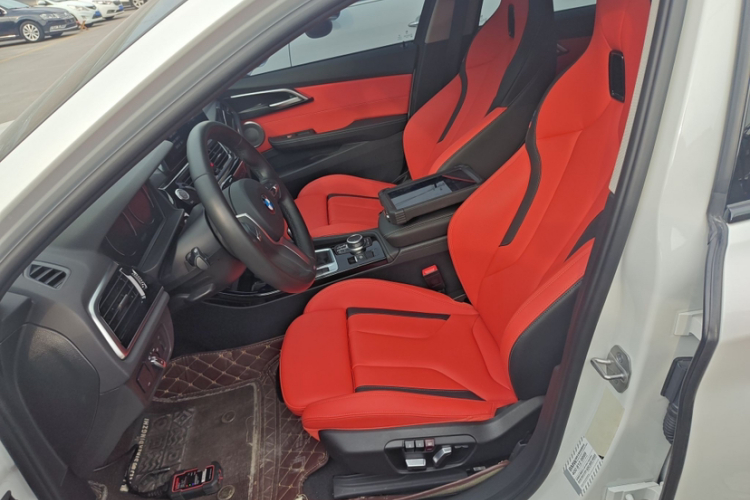 宝马1系 2022款 125i M运动曜夜版中控内饰7005