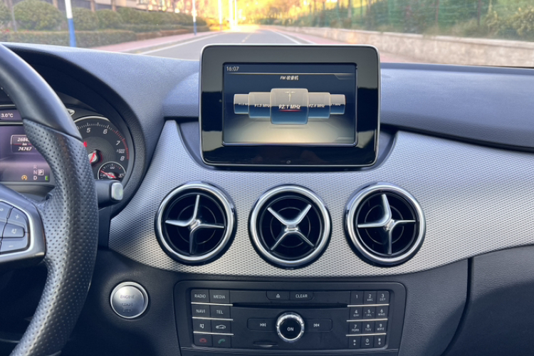 奔驰B级 2015款 B 200 时尚型局部细节9001