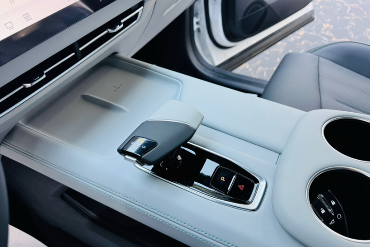 长安UNI-Z新能源 2024款 蓝鲸智电iDD 125km 领先型中控内饰7001