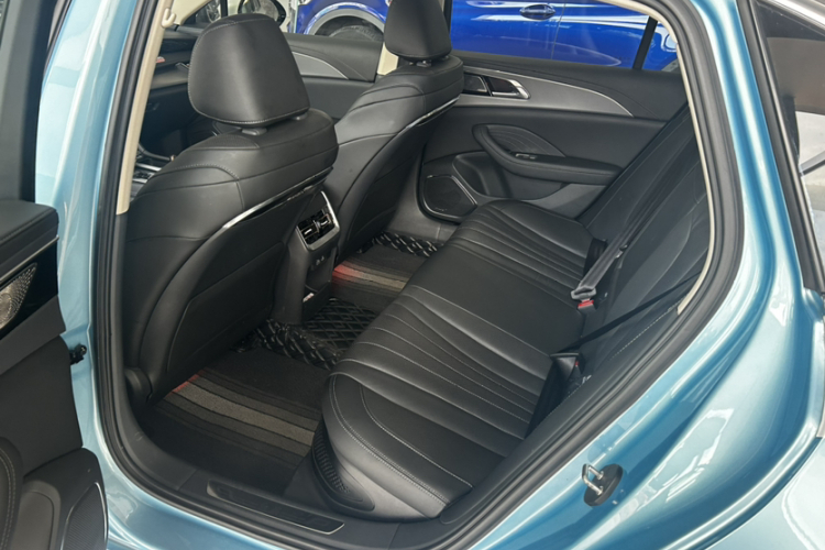 红旗H5 2023款 1.5T HEV智联旗领版中控内饰7002