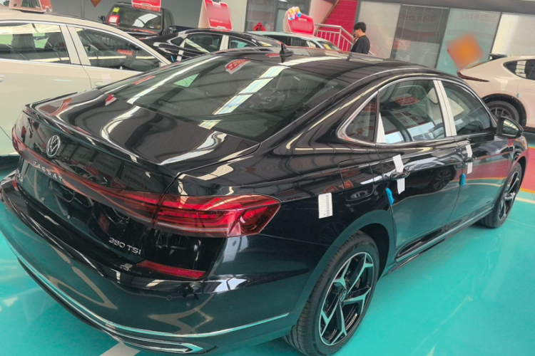 大众 帕萨特 2025款 出众款 380TSI 星空龙腾版车身外观6005
