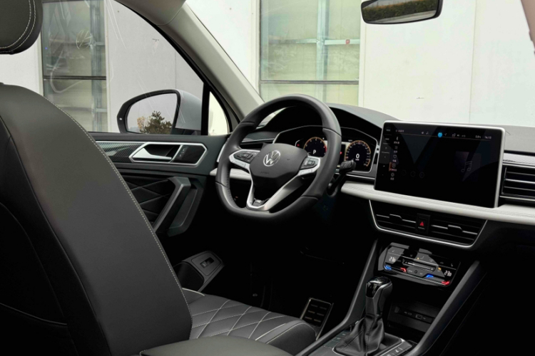 大众 途观L 2024款 出众款 330TSI 自动两驱R-Line龙耀版中控内饰7003