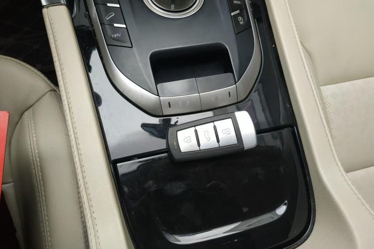 众泰T800 2018款 2.0T 自动尊贵智联型 7座中控内饰7006