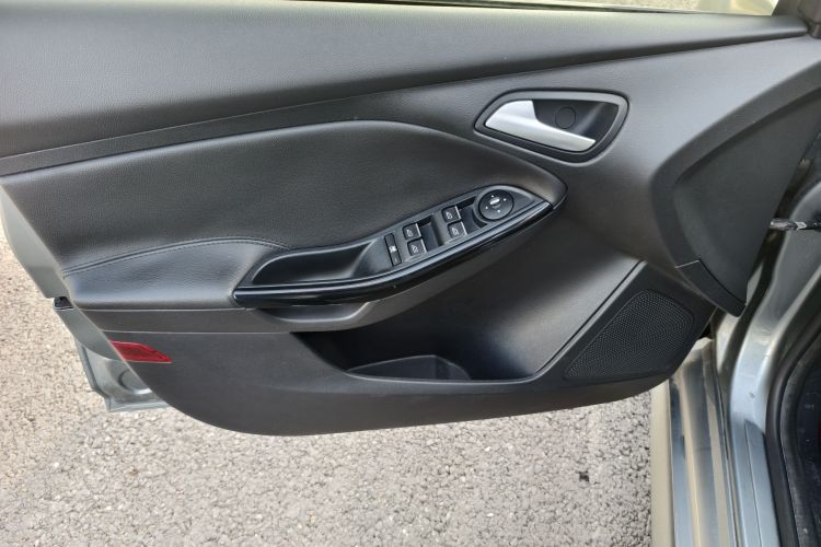 福特 福克斯 2012款 两厢 2.0L 手动豪华运动型车身外观6006