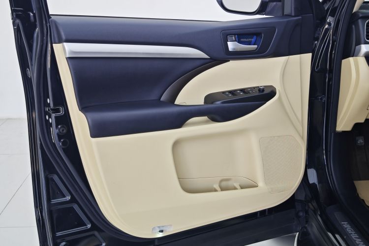 丰田 汉兰达 2018款 2.0T 四驱豪华版 7座 国V中控内饰7012