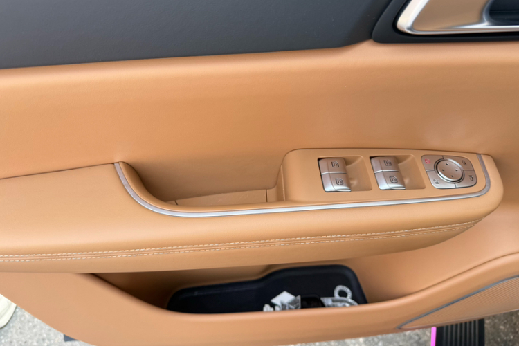 理想汽车 理想ONE 2021款 增程6座版中控内饰7005