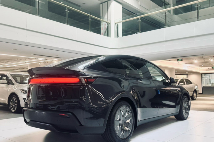 特斯拉 Model Y L 2025款 长续航全轮驱动版车身外观6003